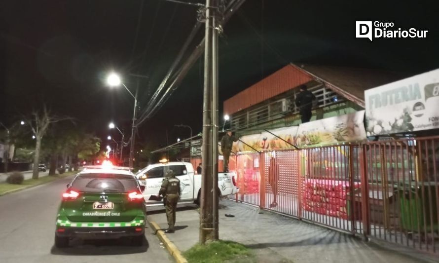 Botín devuelto y dos prófugos: banda robó minimarket en Valdivia