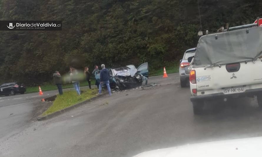 Dos lesionados tras colisión de automóvil y camión en ruta Valdivia-Paillaco