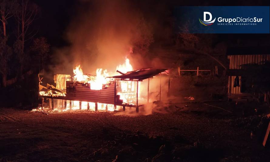 Incendio dejó 4 damnificados en Los Cerrillos, comuna de Futrono