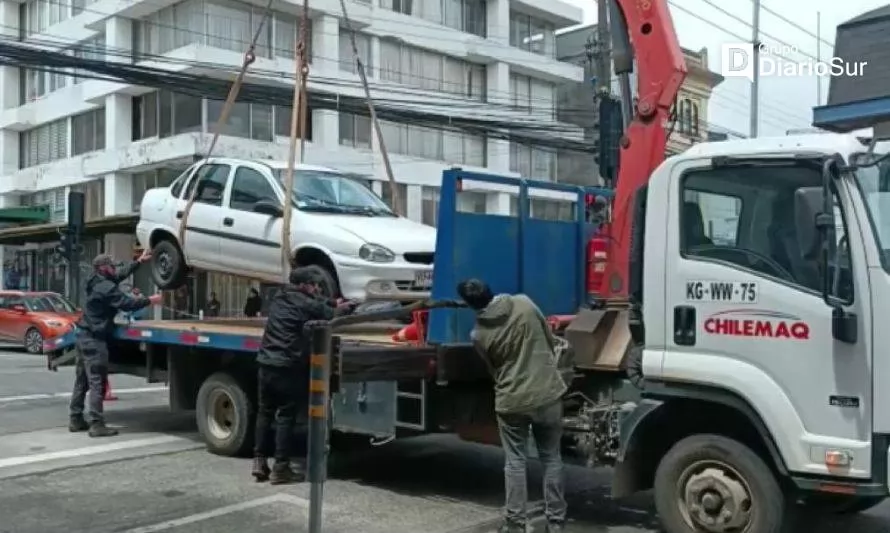 [VIDEO] Ahora es en serio: municipio retira autos mal estacionados y abandonados en Valdivia