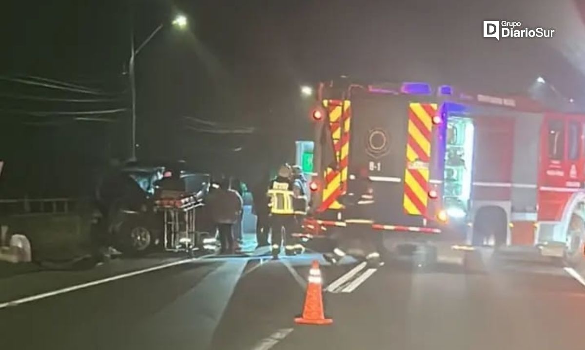 Camioneta protagoniza accidente frente a Carabineros