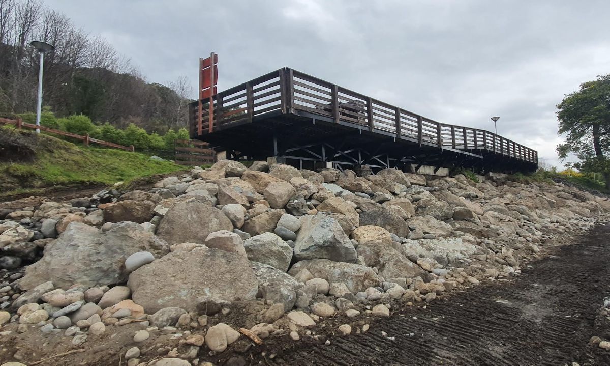Municipio de Lago Ranco reparó socavón en terraza de la costanera 
